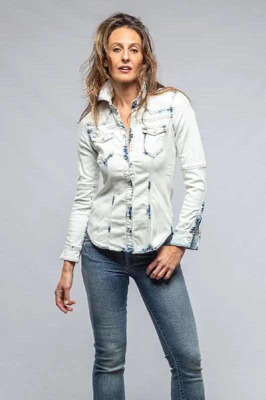 Maddi Fitted Western Snap Shirt In White Over Dye